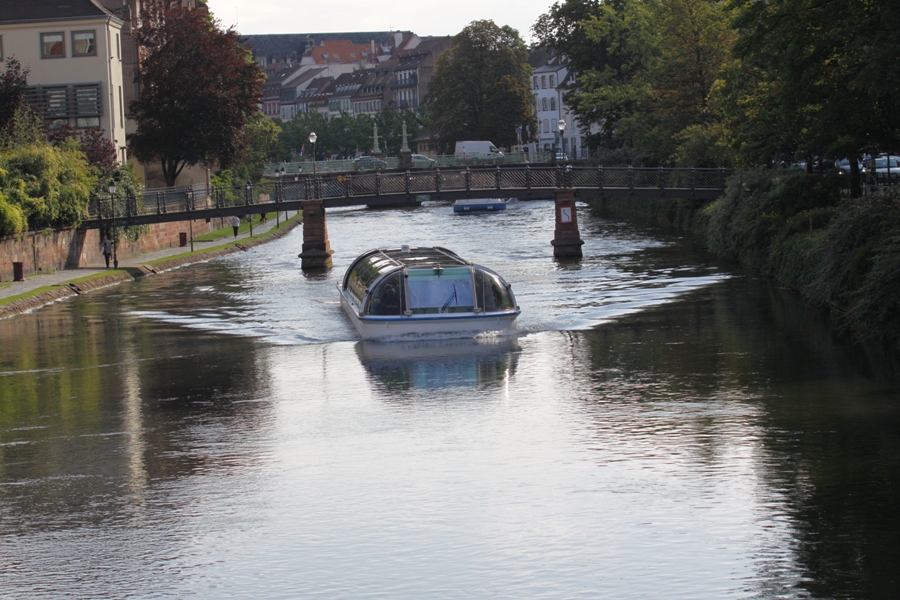 Battello per la crociera sul fiume Ill - Boat for a cruise on the Ill River